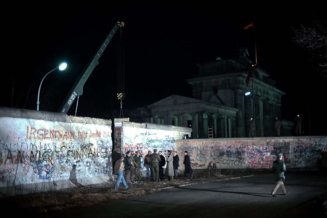 Демонтаж секции Берлинской стены возле Бранденбургских ворот, 21 декабря 1989 года