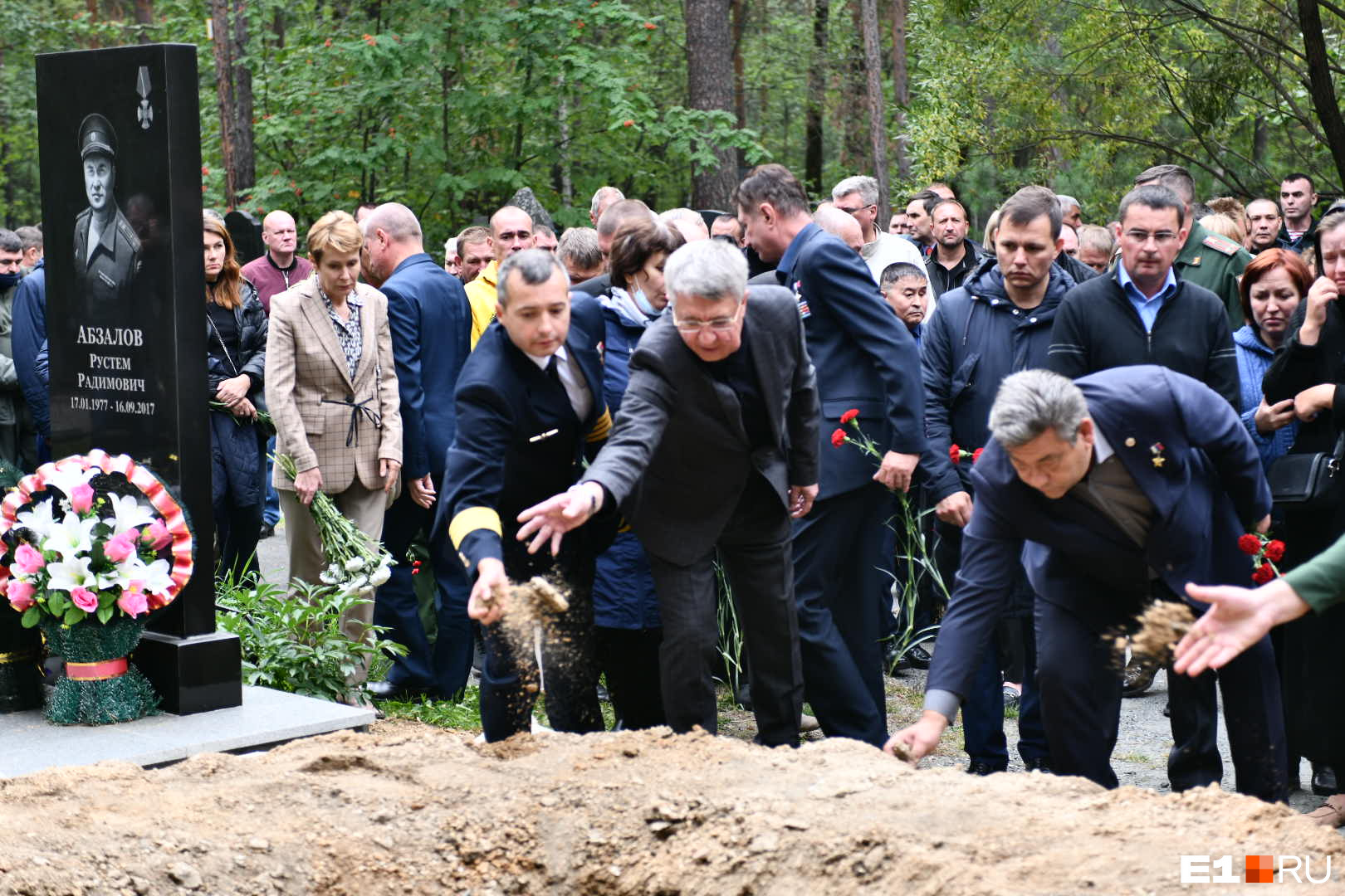 Могила Романа Шадрина на Широкой Речке находится среди могил других ветеранов