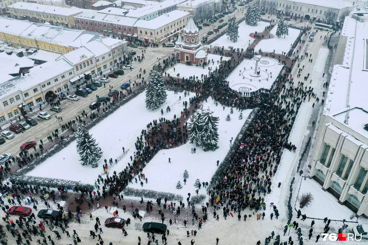 Так заполонили площадь у здания правительства Так заполонили площадь у здания правительства