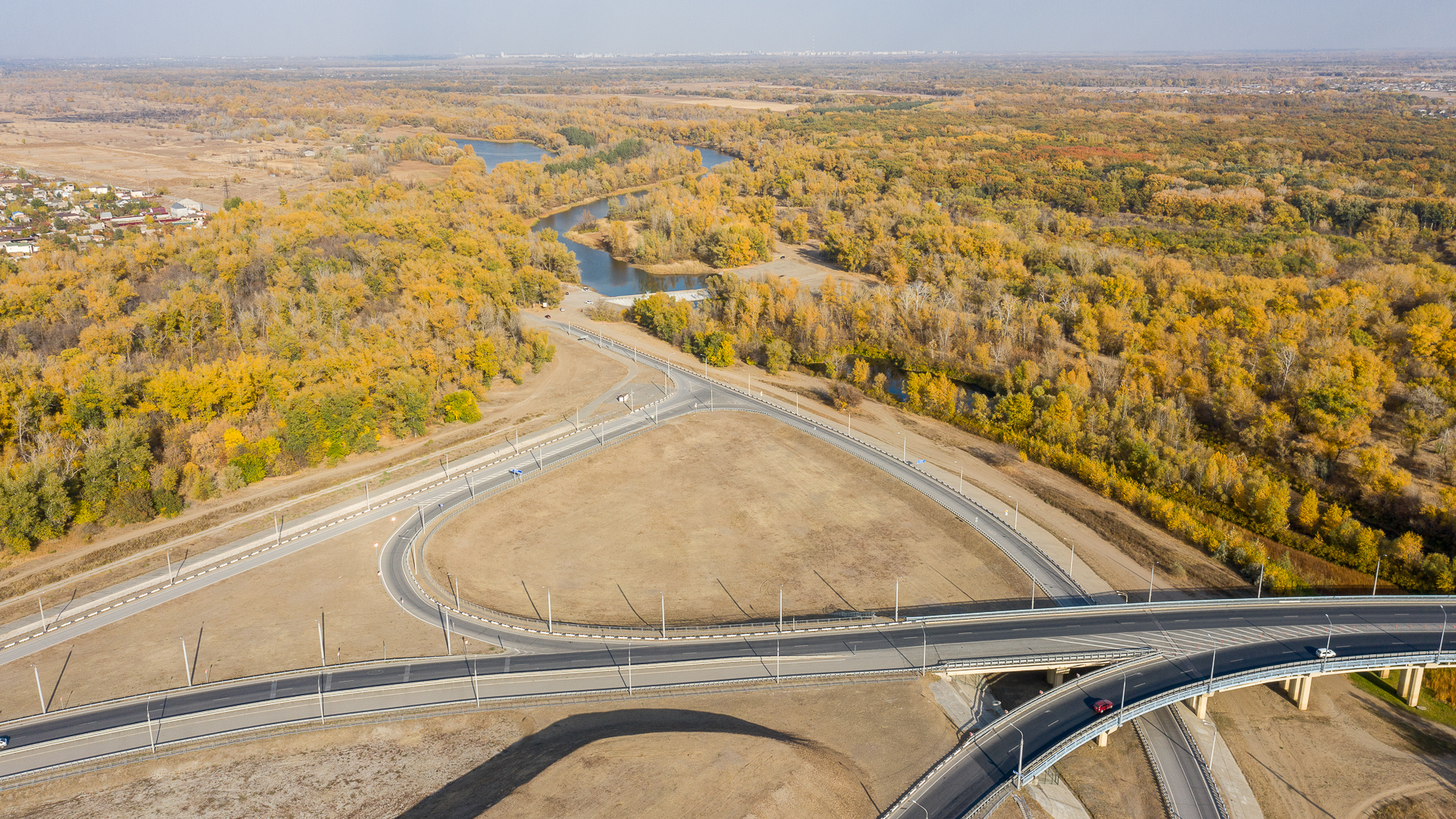 Новая дорога. Новая дорога в Волго Ахтубинской пойме. Дорога Волгоград. Трасса через Волго Ахтубинскую пойму. Дорога через пойму Волгоград.