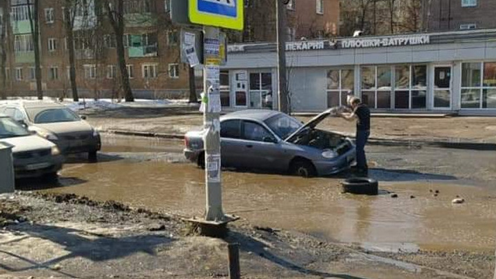 Машины застревают каждый день: власти рассказали, когда заделают гигантскую яму в Ярославле