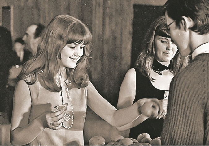 Ирина Алфёрова на конкурсе красоты в <nobr class="_">1968 году</nobr>