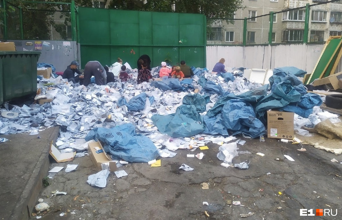 Местные жители начали вскрывать пакеты Местные жители начали вскрывать пакеты