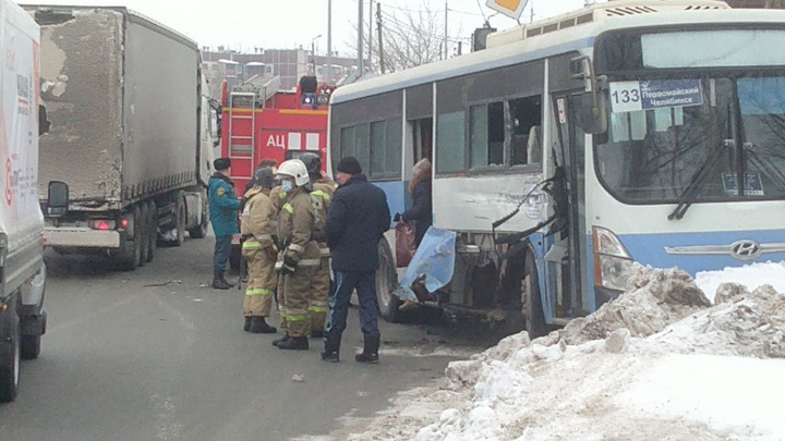 На въезде в Челябинск рейсовый автобус с пассажирами попал в ДТП с фурой