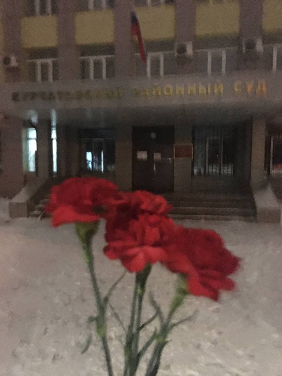 Участники акции сожалели, что их не так много, так как одиночные букеты быстро убирали с крыльца Участники акции сожалели, что их не так много, так как одиночные букеты быстро убирали с крыльца