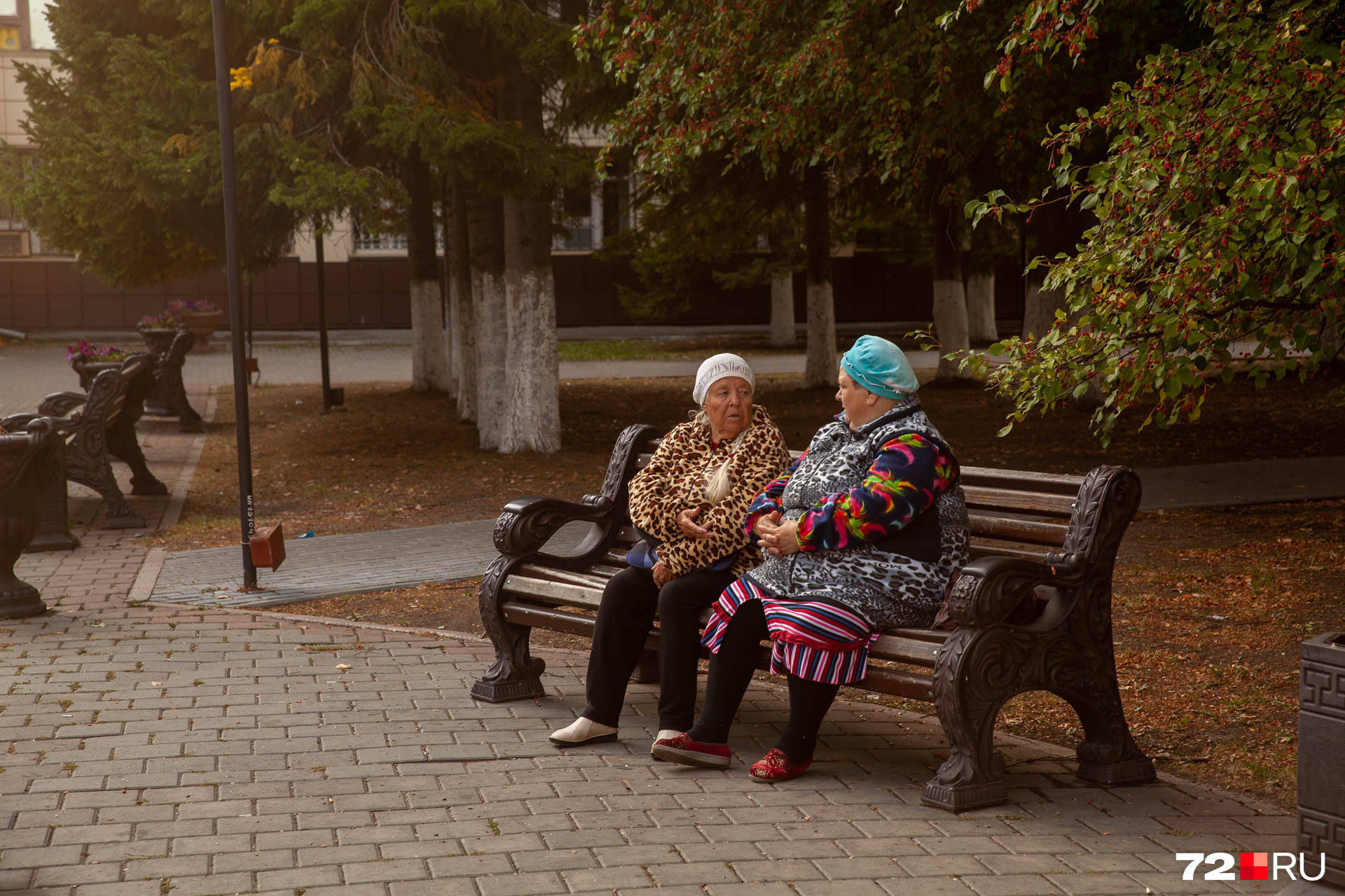 В парке возле юргинской администрации много лавочек, где любят отдыхать пенсионерки