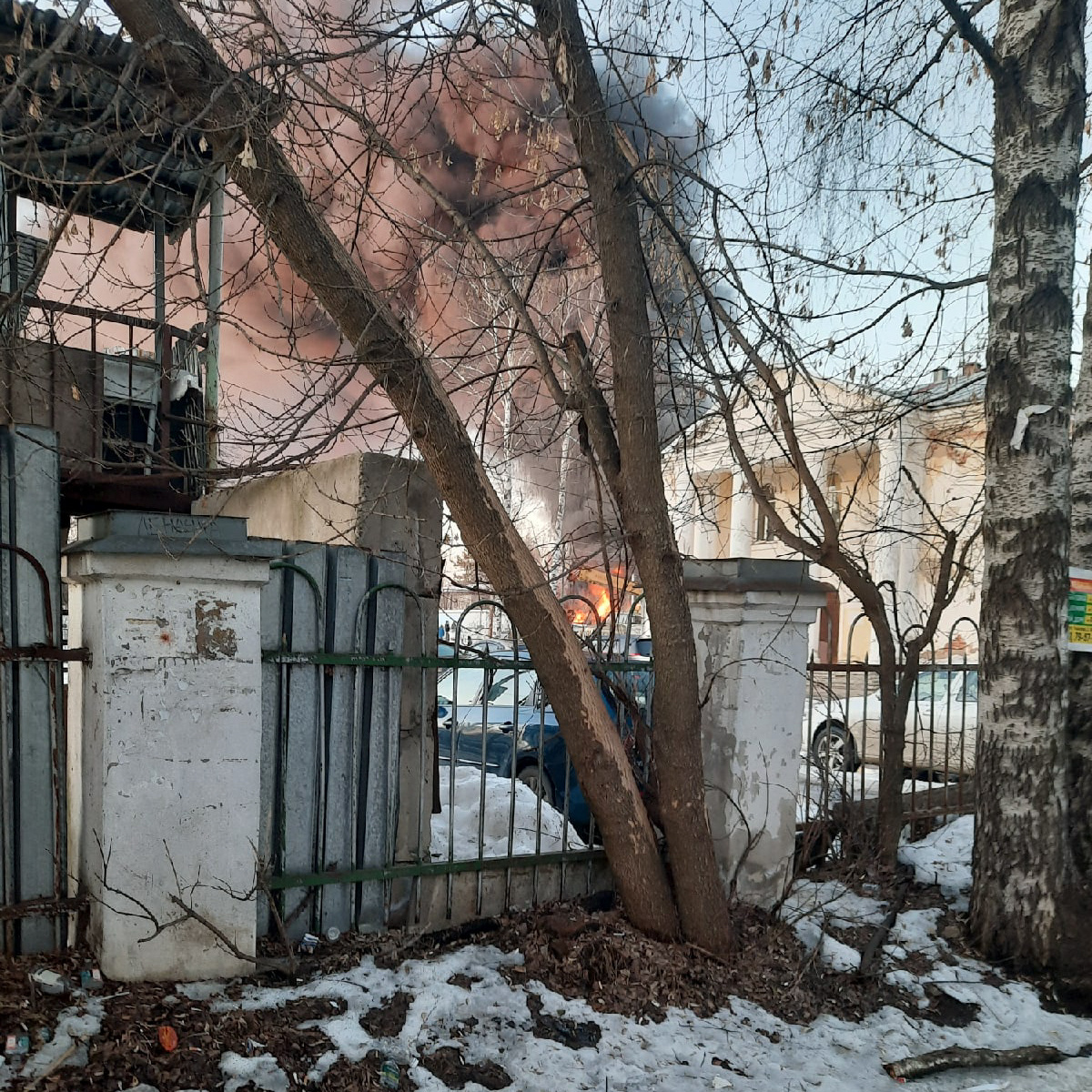 Загорелся ангар на улице Клубной Загорелся ангар на улице Клубной