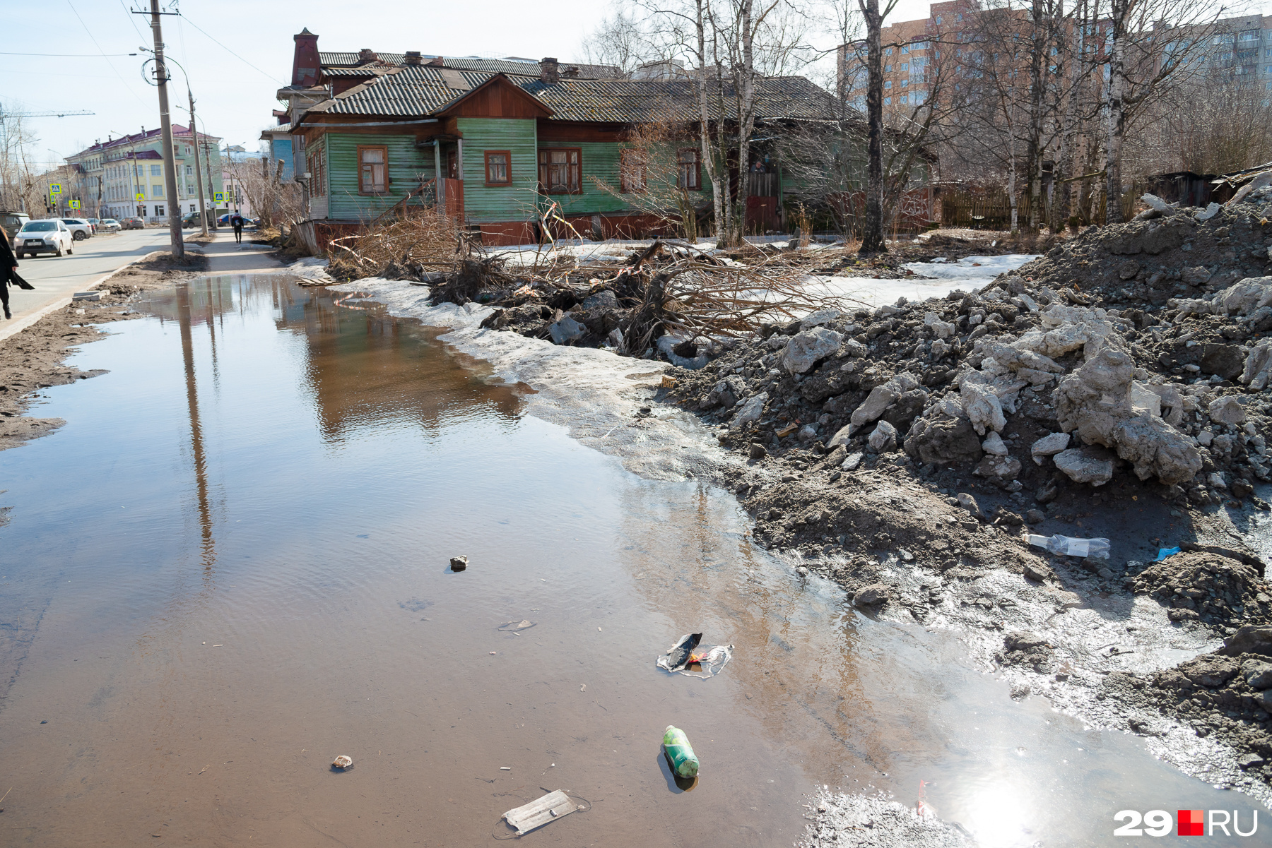Подход к дому — лужа и строительный мусор Подход к дому — лужа и строительный мусор