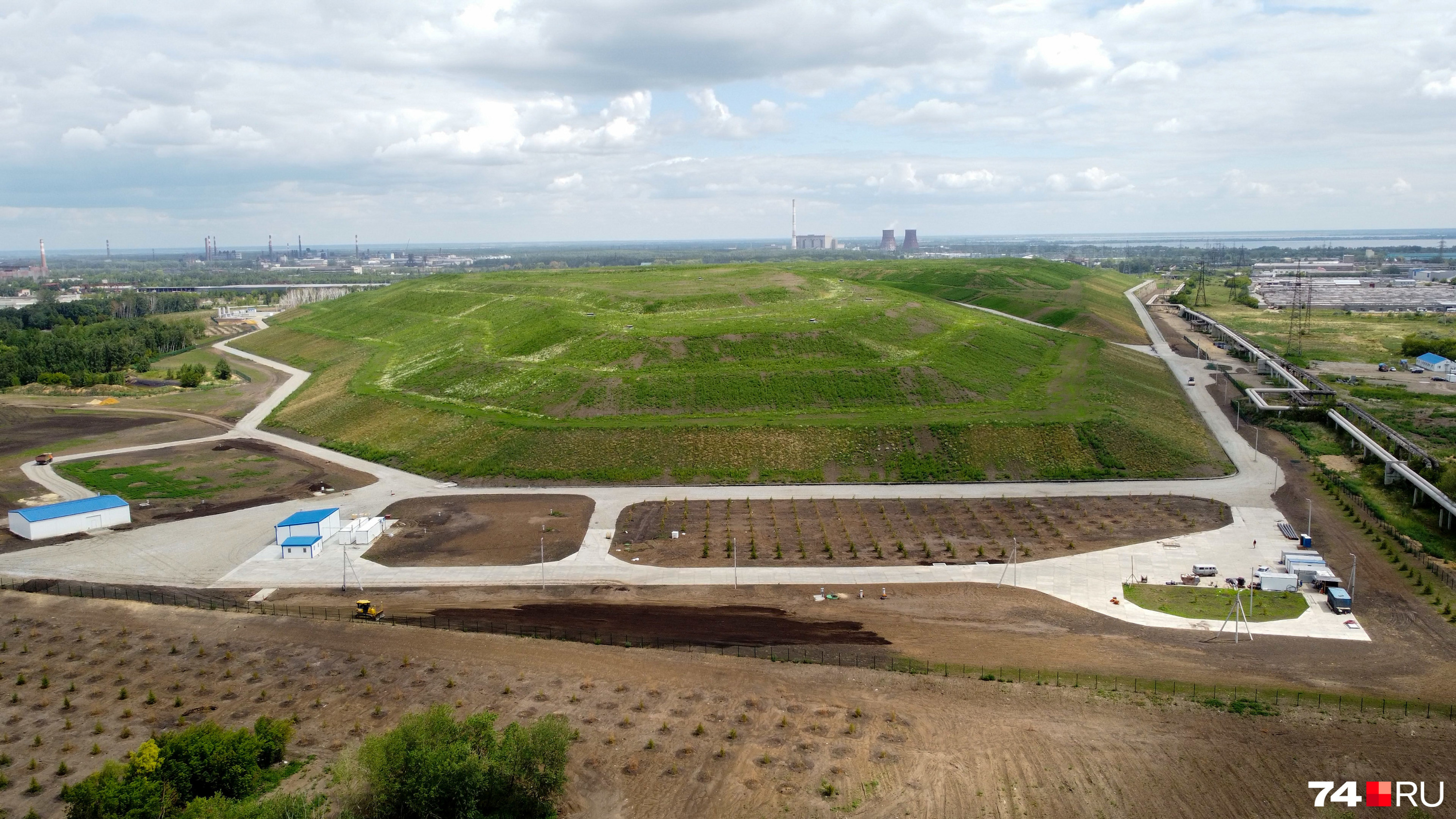 Эта площадка не для «спорта миллионеров», но тоже радует глаз. Сложно представить, что еще недавно на месте <a href="https://74.ru/text/ecology/2021/07/15/70024196/" class="_ io-leave-page" target="_blank">зеленого холма</a> возвышались горы мусора городской свалки Эта площадка не для «спорта миллионеров», но тоже радует глаз. Сложно представить, что еще недавно на месте <a href="https://74.ru/text/ecology/2021/07/15/70024196/" class="_ io-leave-page" target="_blank">зеленого холма</a> возвышались горы мусора городской свалки