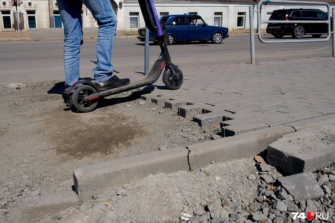 Даже в центре встречаются прогалины «бездорожья», а уж в жилых кварталах... Даже в центре встречаются прогалины «бездорожья», а уж в жилых кварталах...