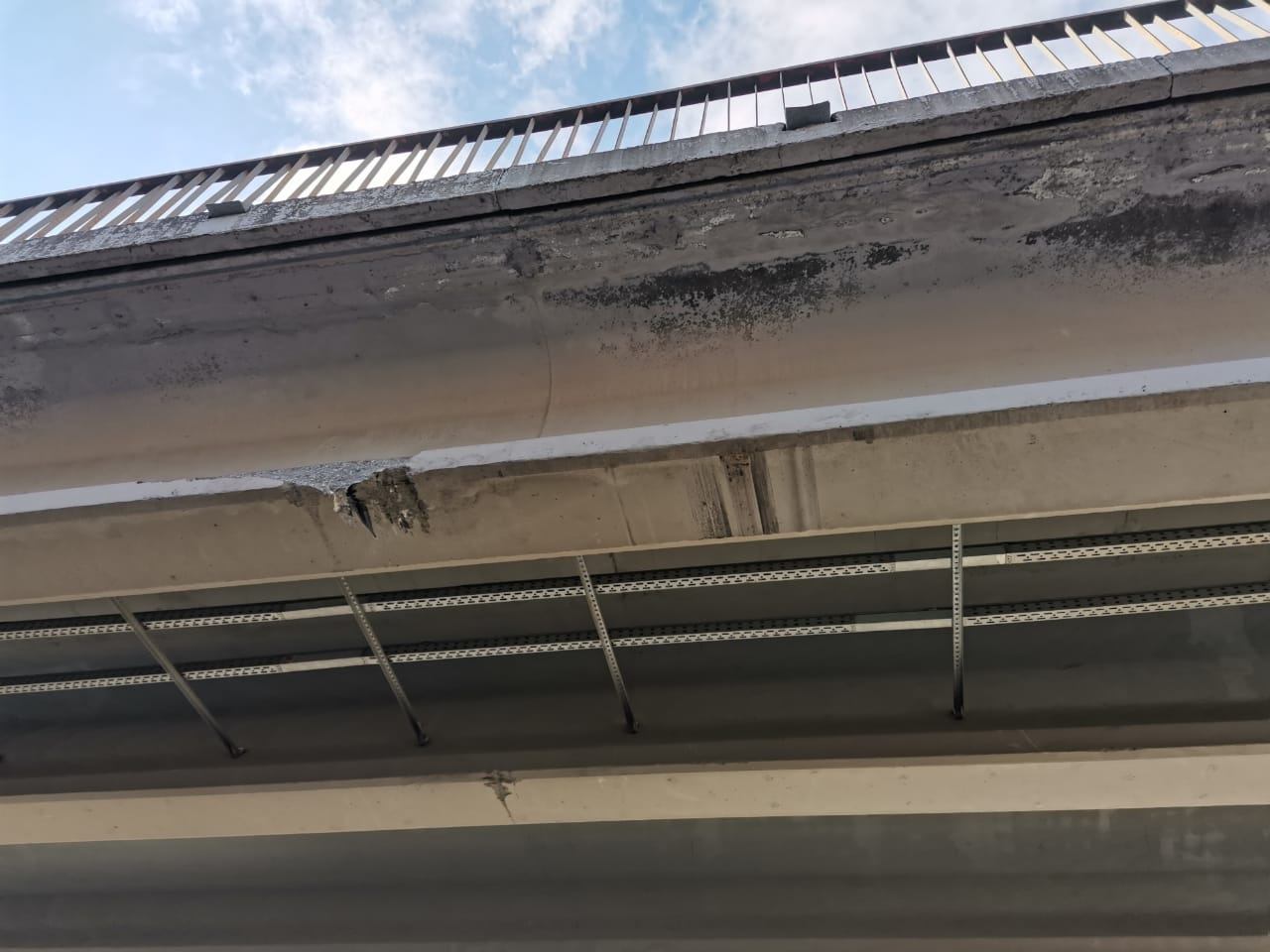 Мост получил повреждения, люди, к счастью, не пострадали Мост получил повреждения, люди, к счастью, не пострадали