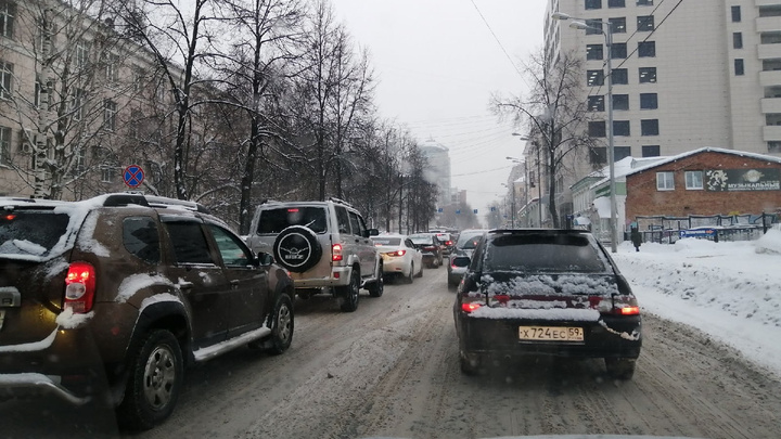 Утром в Перми образовались 9-балльные пробки. На дорогах аварии и много снега