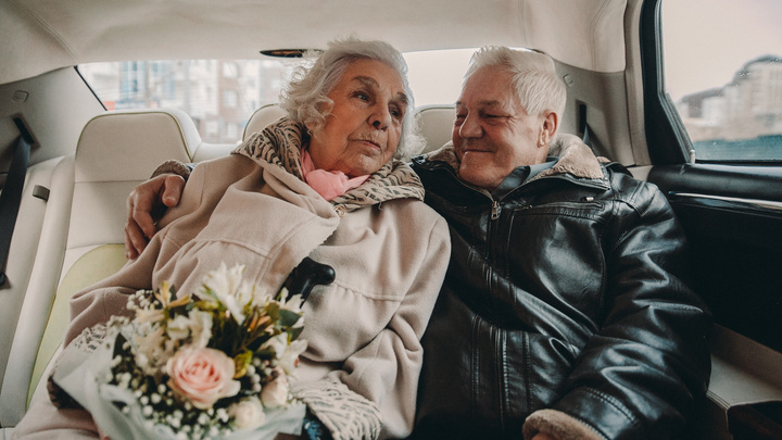 Сборы в салоне, лимузин и медленный танец в ЗАГСе: репортаж со свадьбы 91-летней тюменки и ее 70-летнего мужа