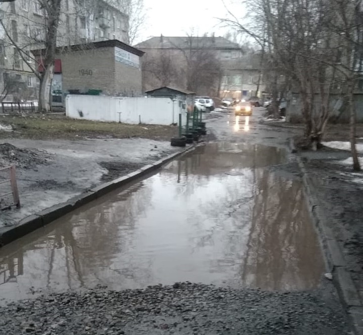 Через двор пролегает единственный проход к хоровой школе Через двор пролегает единственный проход к хоровой школе