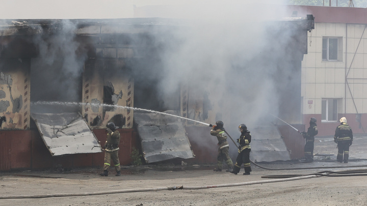 В Челябинске на складе возле ЧЭМК вспыхнул крупный пожар