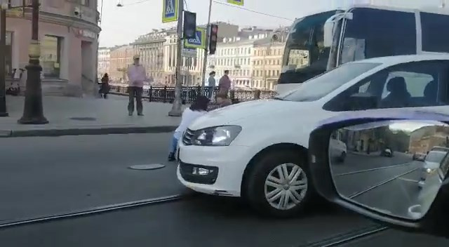 Скриншот видео из группы <a href="https://vk.com/wall-68471405_15068651" target="_blank" class="io-leave-page _">«ДТП и ЧП | Санкт-Петербург»</a>