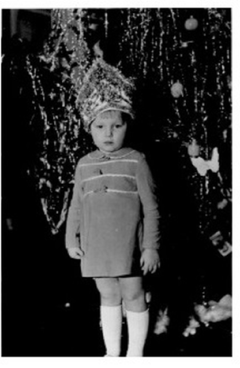 <nobr class="_">1971 год</nobr>. Наша читательница даже помнит, как мама мастерила ей эту корону из стеклянных елочных бус <nobr class="_">1971 год</nobr>. Наша читательница даже помнит, как мама мастерила ей эту корону из стеклянных елочных бус