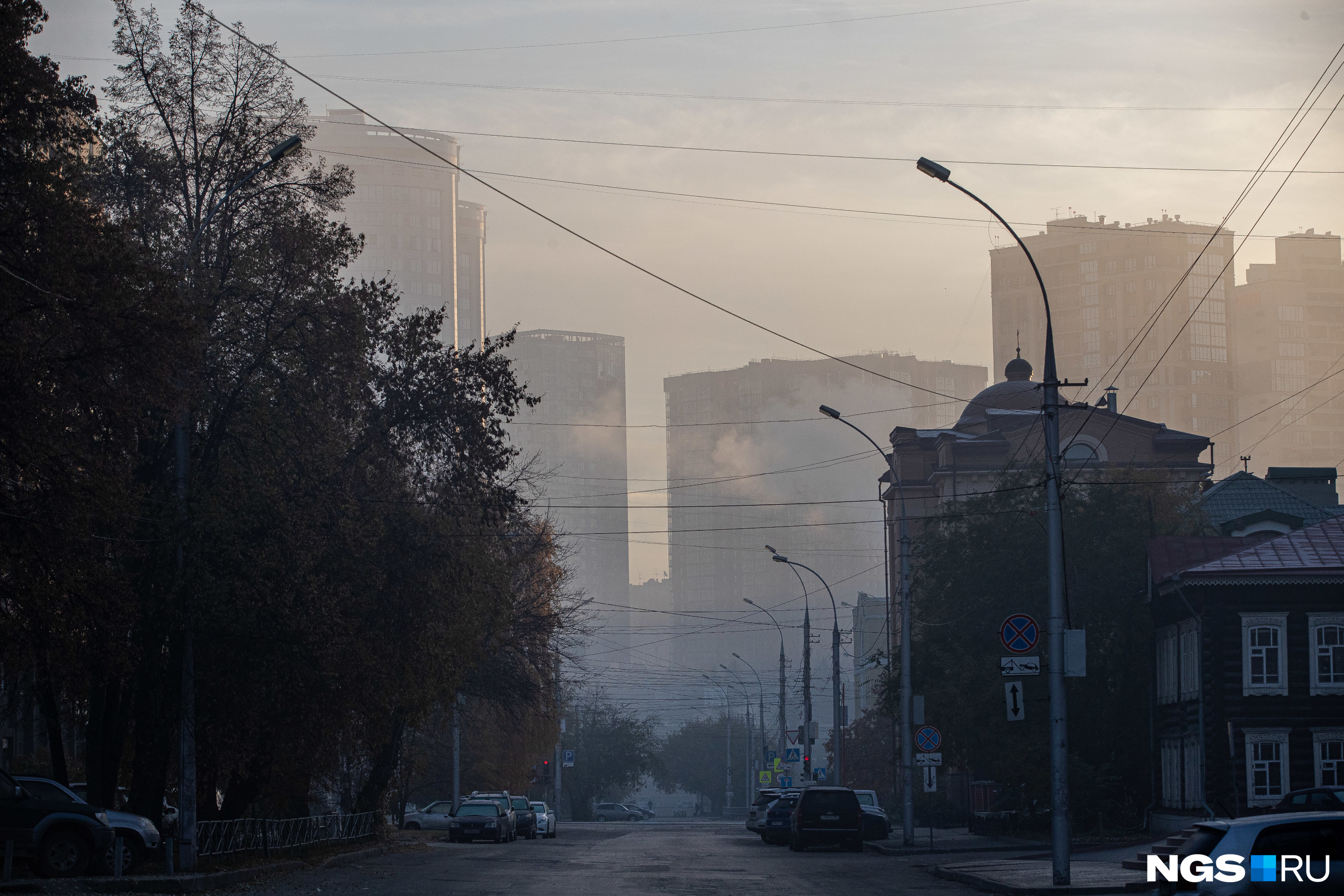 Помимо тумана в Новосибирске наблюдается и повышенный уровень загрязнения воздуха: ветра-то совсем нет