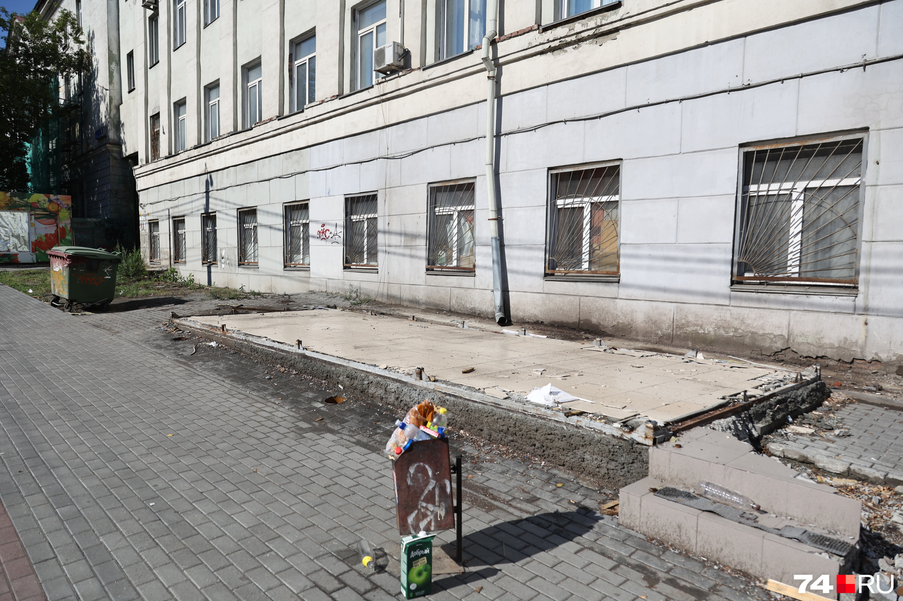 Киоски стояли на крепком фундаменте практически вплотную к стене университета Киоски стояли на крепком фундаменте практически вплотную к стене университета
