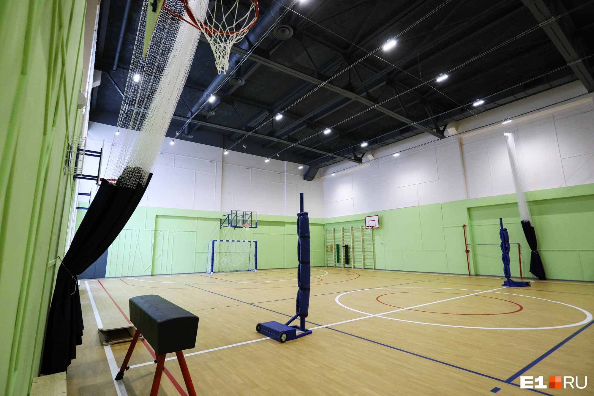 Потолок в спортзале выполнен с системой огнезащиты. Зал оснащен под волейбол, баскетбол и гандбол