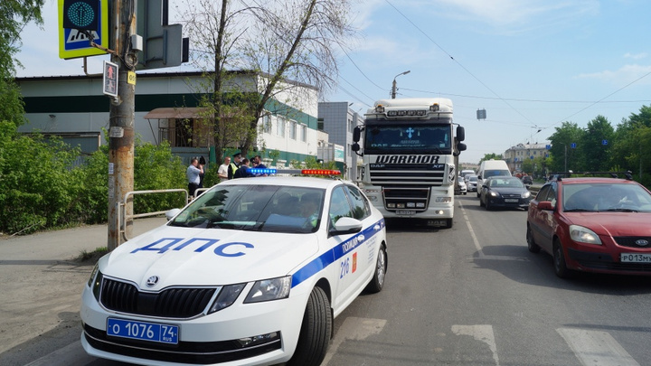 В Челябинске фура, перевозившая гараж, насмерть сбила женщину