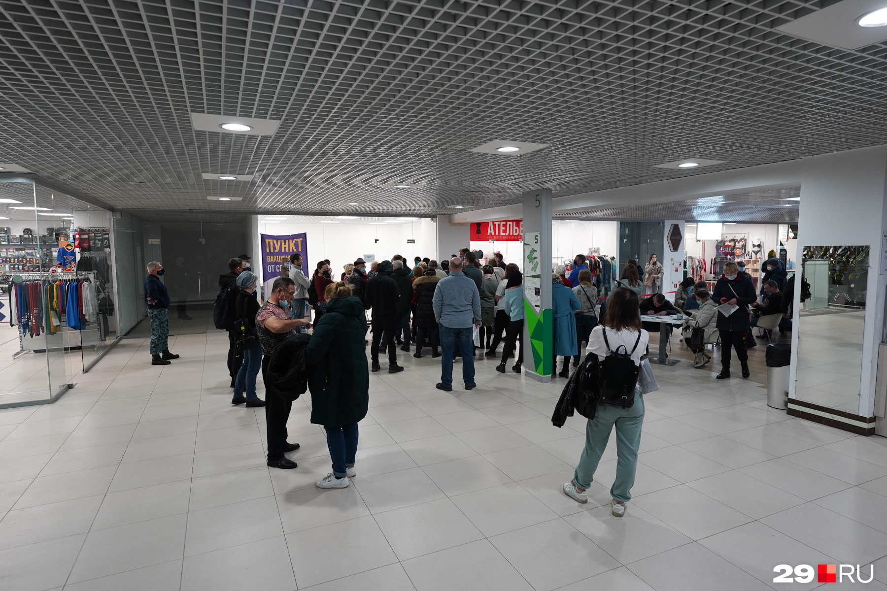 Пришлось долго ждать свой очереди и тем, кто пришел за прививкой в «Титан Арену» Пришлось долго ждать свой очереди и тем, кто пришел за прививкой в «Титан Арену»