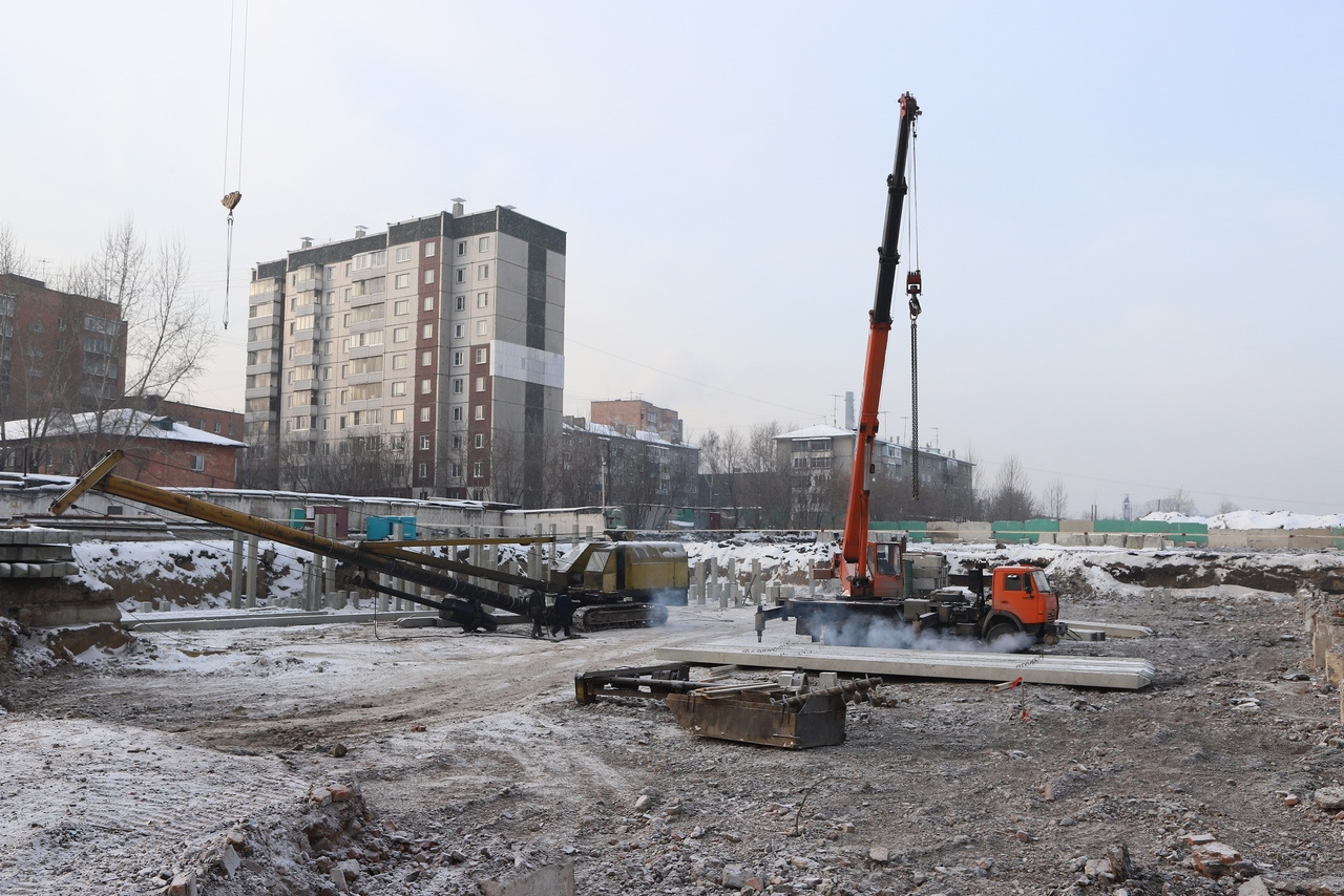 На площадке уже начали забивать сваи На площадке уже начали забивать сваи