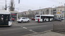 Собирается пробка: в центре Волгограда столкнулись автобус и иномарка — видео