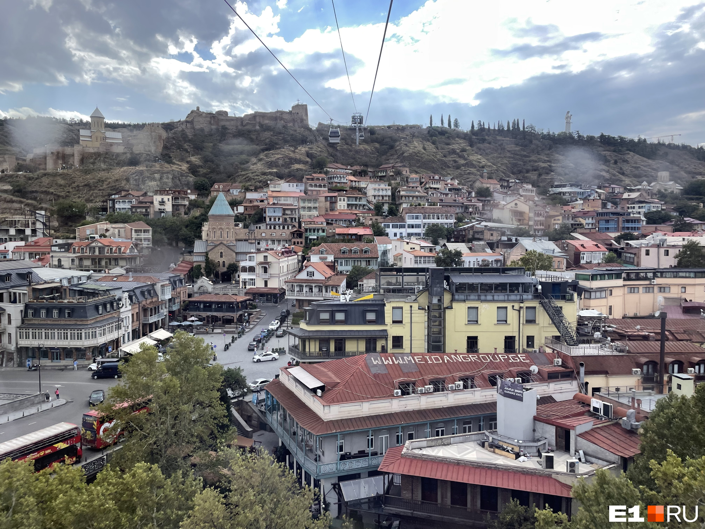 Вид на старый город Тбилиси с высоты