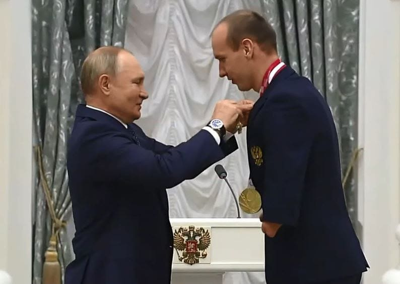 Михаил Асташов удивился, что он выше президента Михаил Асташов удивился, что он выше президента