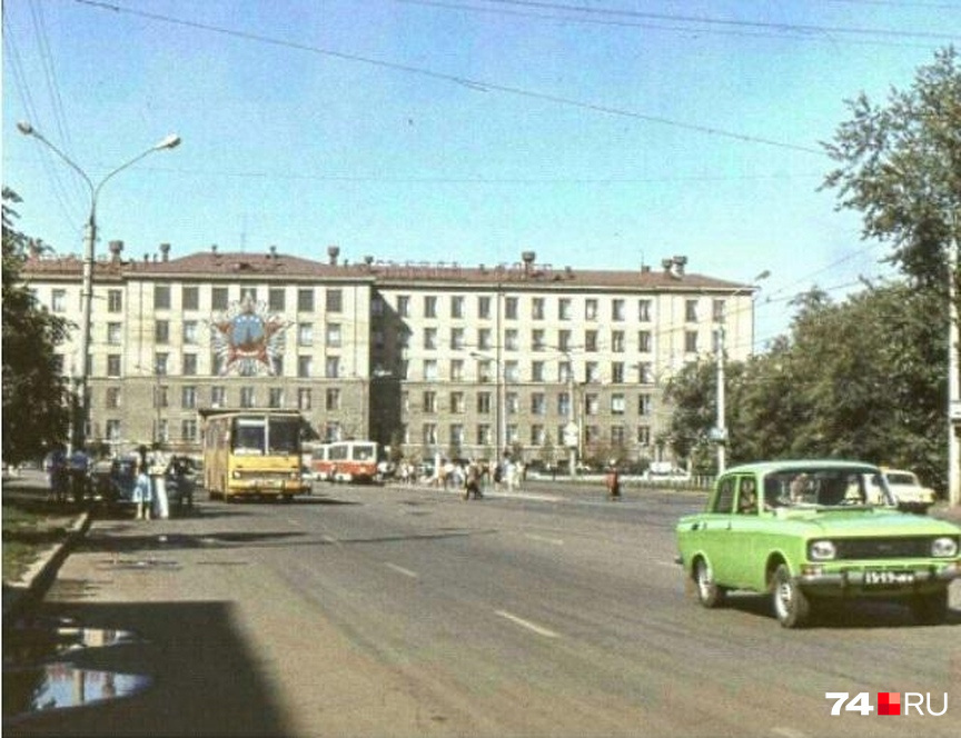 В 1973 году на фасад водрузили орден Победы