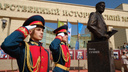 В Челябинске открыли памятник экс-губернатору Петру Сумину. Смотрим, кто пришел на церемонию
