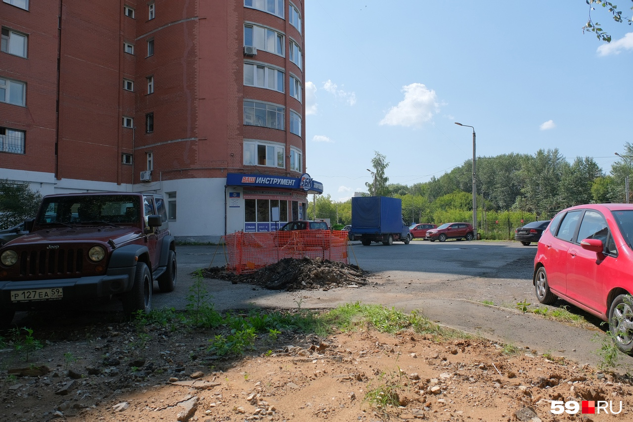 Яму огородили сеткой Яму огородили сеткой