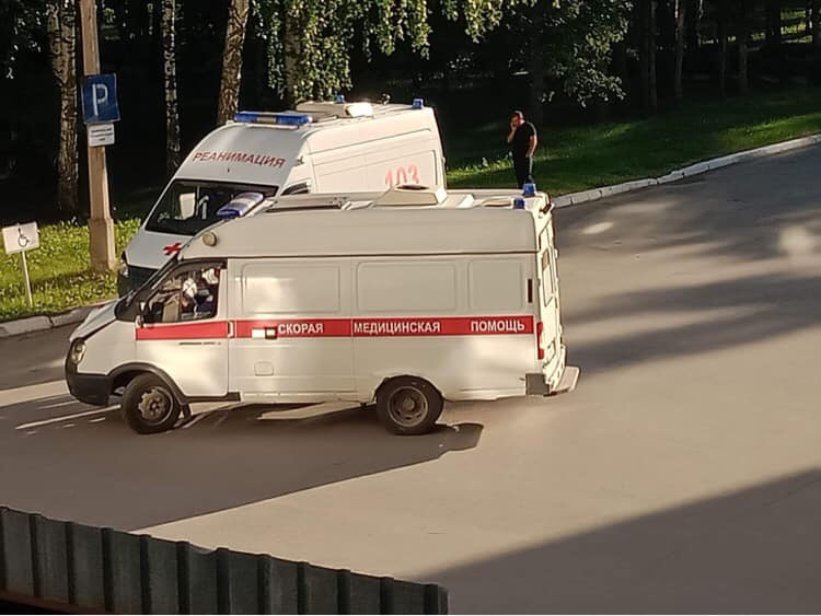 Очевидцы рассказывали, что к больнице уже приехали около восьми машин скорой. Четыре вскоре развернулись и поехали снова Очевидцы рассказывали, что к больнице уже приехали около восьми машин скорой. Четыре вскоре развернулись и поехали снова