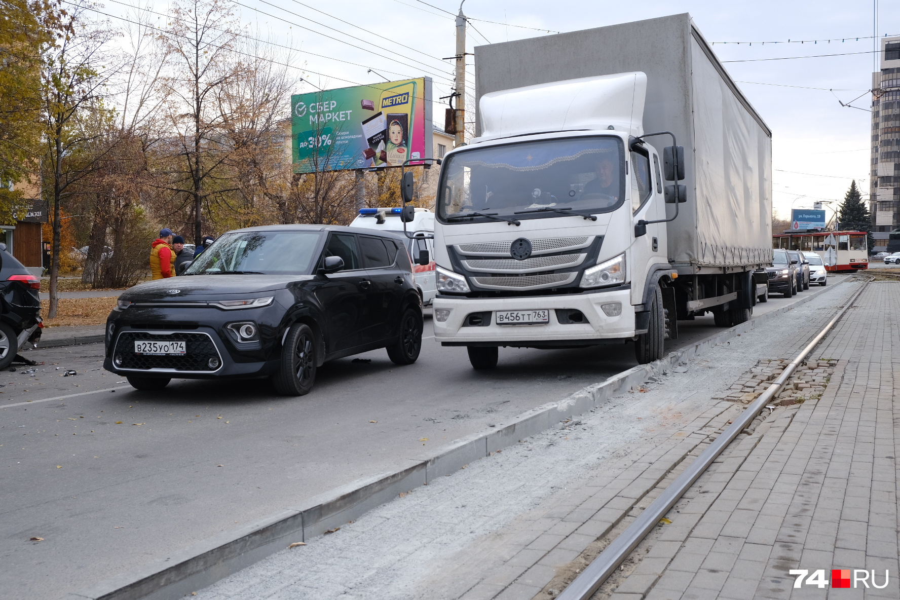 Люди в ДТП не пострадали, а вот новые бордюры после попыток объехать аварию разрушены Люди в ДТП не пострадали, а вот новые бордюры после попыток объехать аварию разрушены