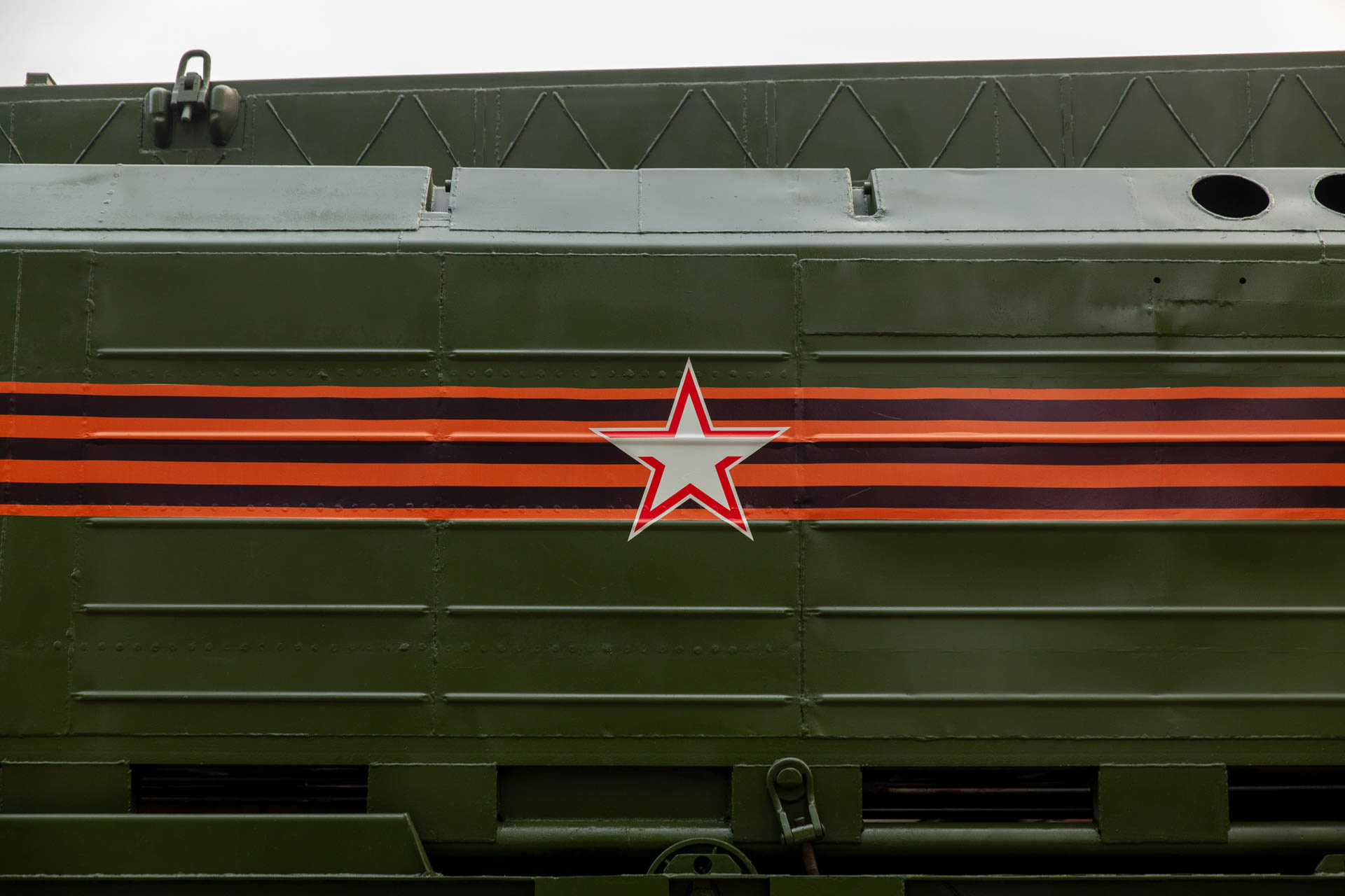 Автомобили украшены к празднику. Такие парадные звезды с георгиевской лентой Автомобили украшены к празднику. Такие парадные звезды с георгиевской лентой