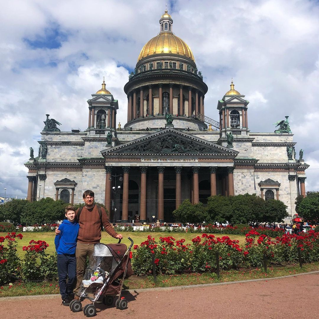 У Павла и его супруги Алины есть дочь, также у Павла есть сын У Павла и его супруги Алины есть дочь, также у Павла есть сын