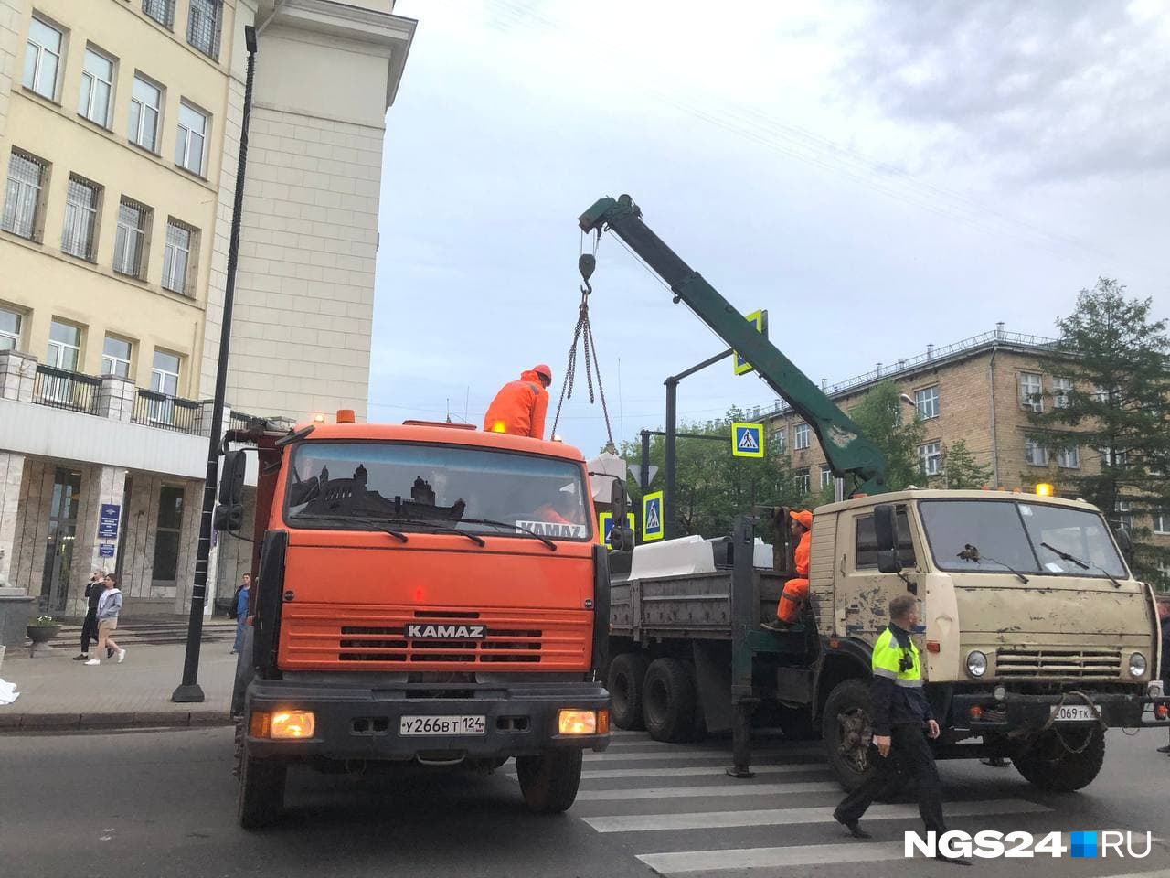 А где-то устанавливают бетонные блоки А где-то устанавливают бетонные блоки