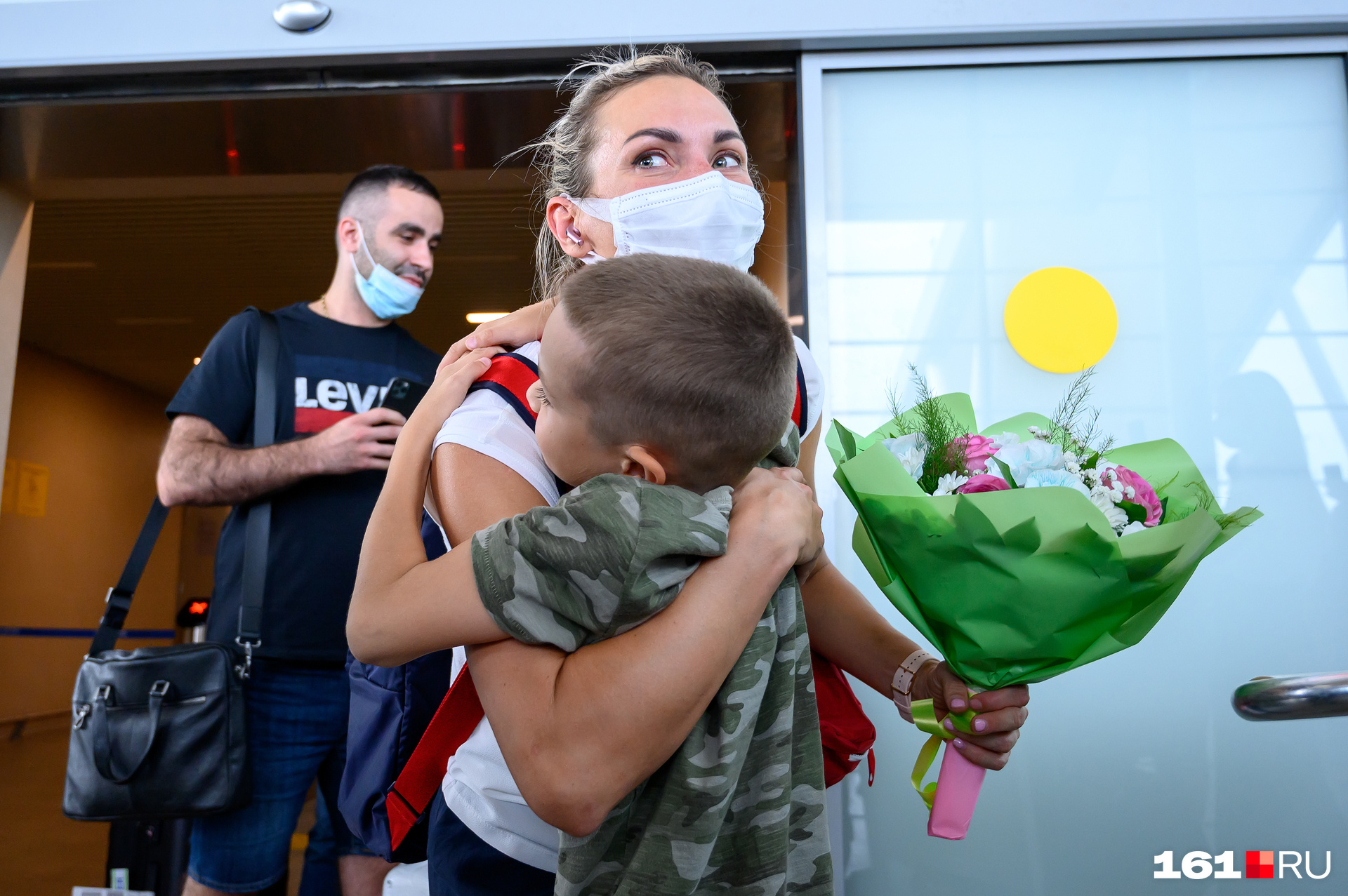 Сборная России по гандболу выиграла серебро. Полина Кузнецова после прилета первым делом обняла сына Сборная России по гандболу выиграла серебро. Полина Кузнецова после прилета первым делом обняла сына