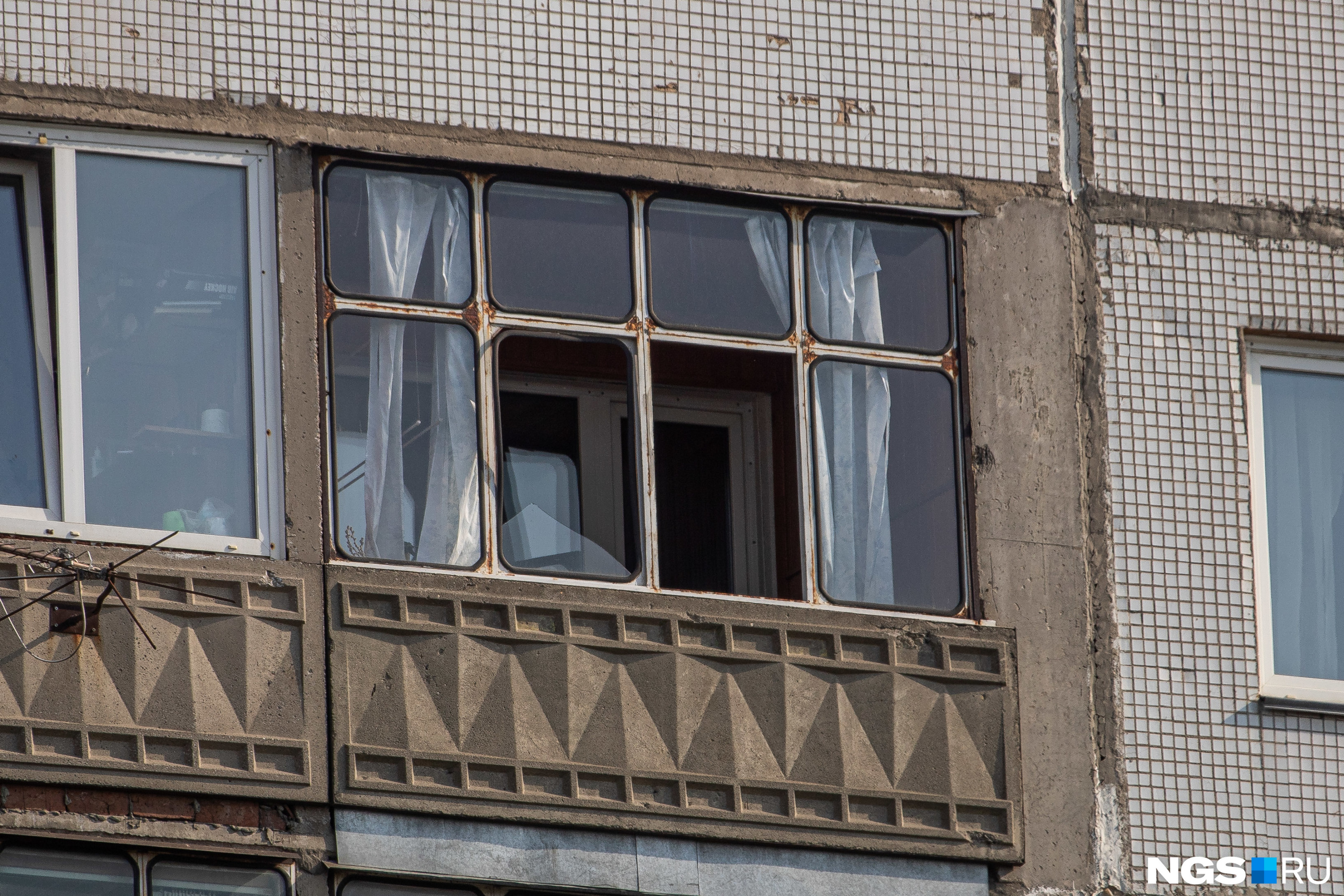 В доме напротив заправки от взрыва разбились окна балкона