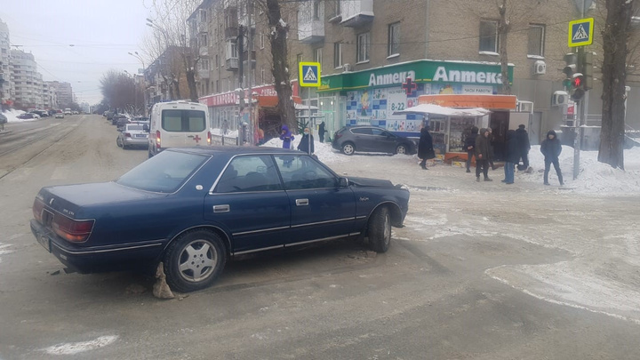 В центре Екатеринбурга после ДТП машину отбросило на тротуар, где шла пенсионерка