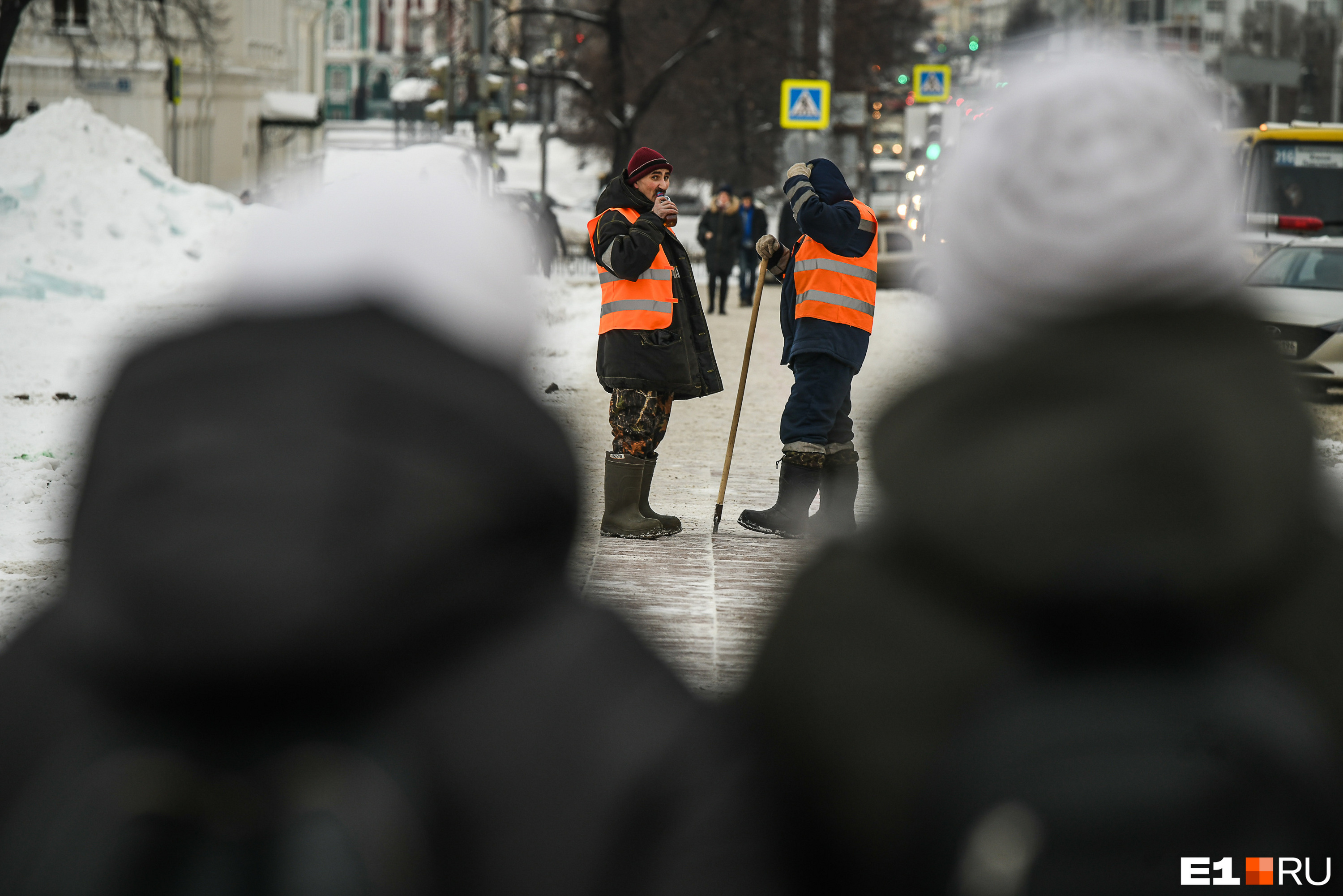 Рабочие убирают снег круглосуточно, по заверениям администрации города