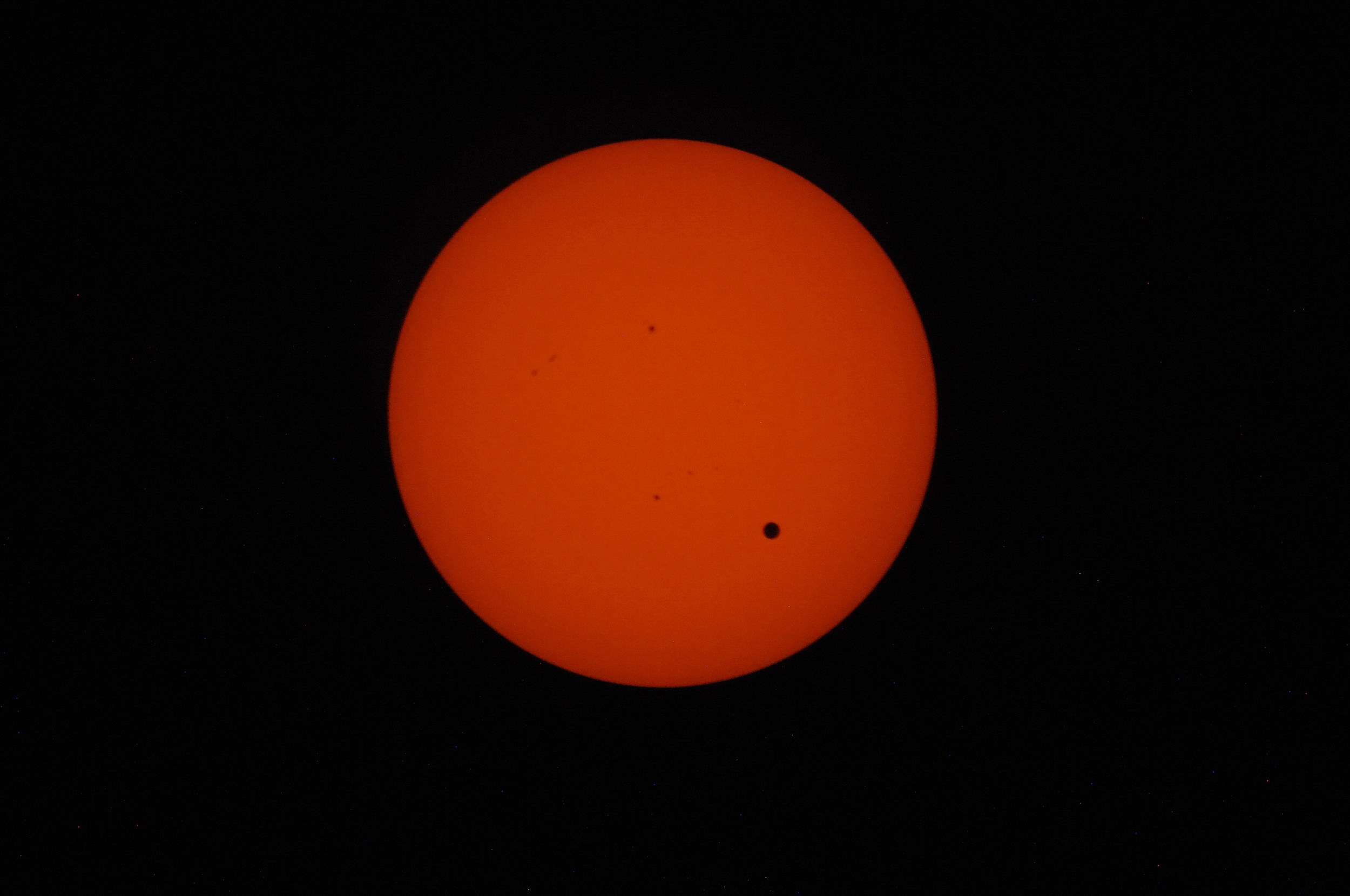 Восхождение Венеры на фоне Солнца в объективе членов экспедиции <nobr class="_">МКС-32</nobr>
