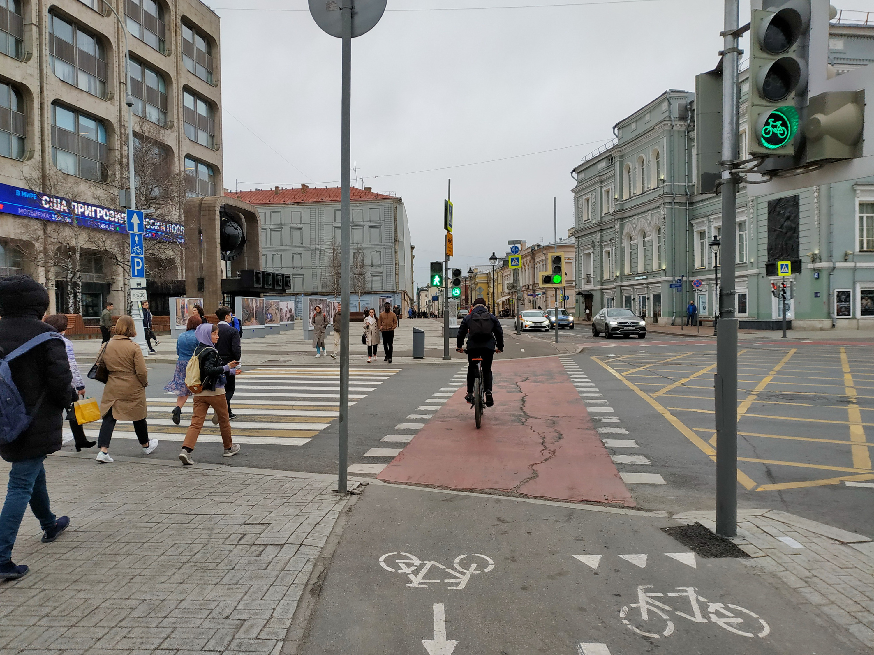 Велопереезд на Большой Никитской в Москве. Спешиваться не нужно Велопереезд на Большой Никитской в Москве. Спешиваться не нужно