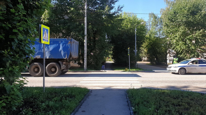 На пешеходном переходе в Перми грузовик сбил пятилетнюю девочку