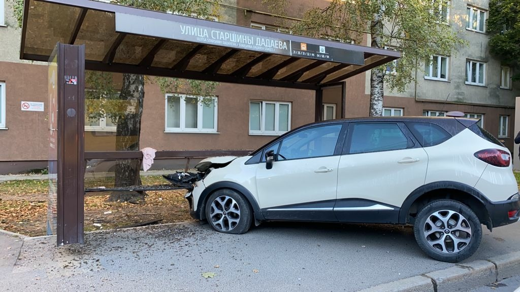 Водитель Renault перепутал педали и сбил женщину с ребенком на остановке в Калининграде