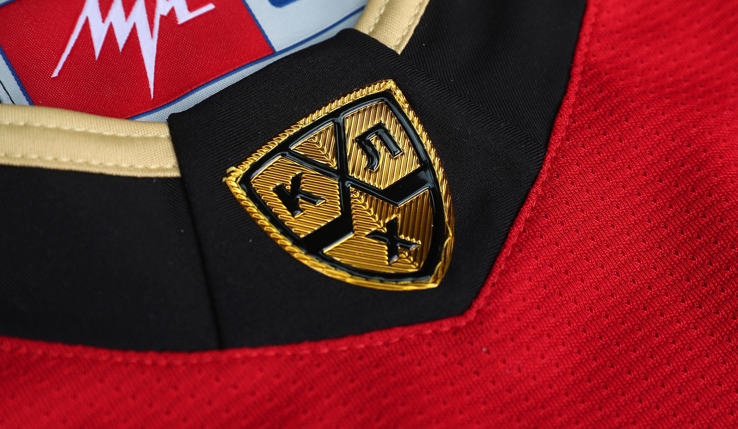 «Авангард» — первый обладатель чемпионского золотого щита КХЛ на форме