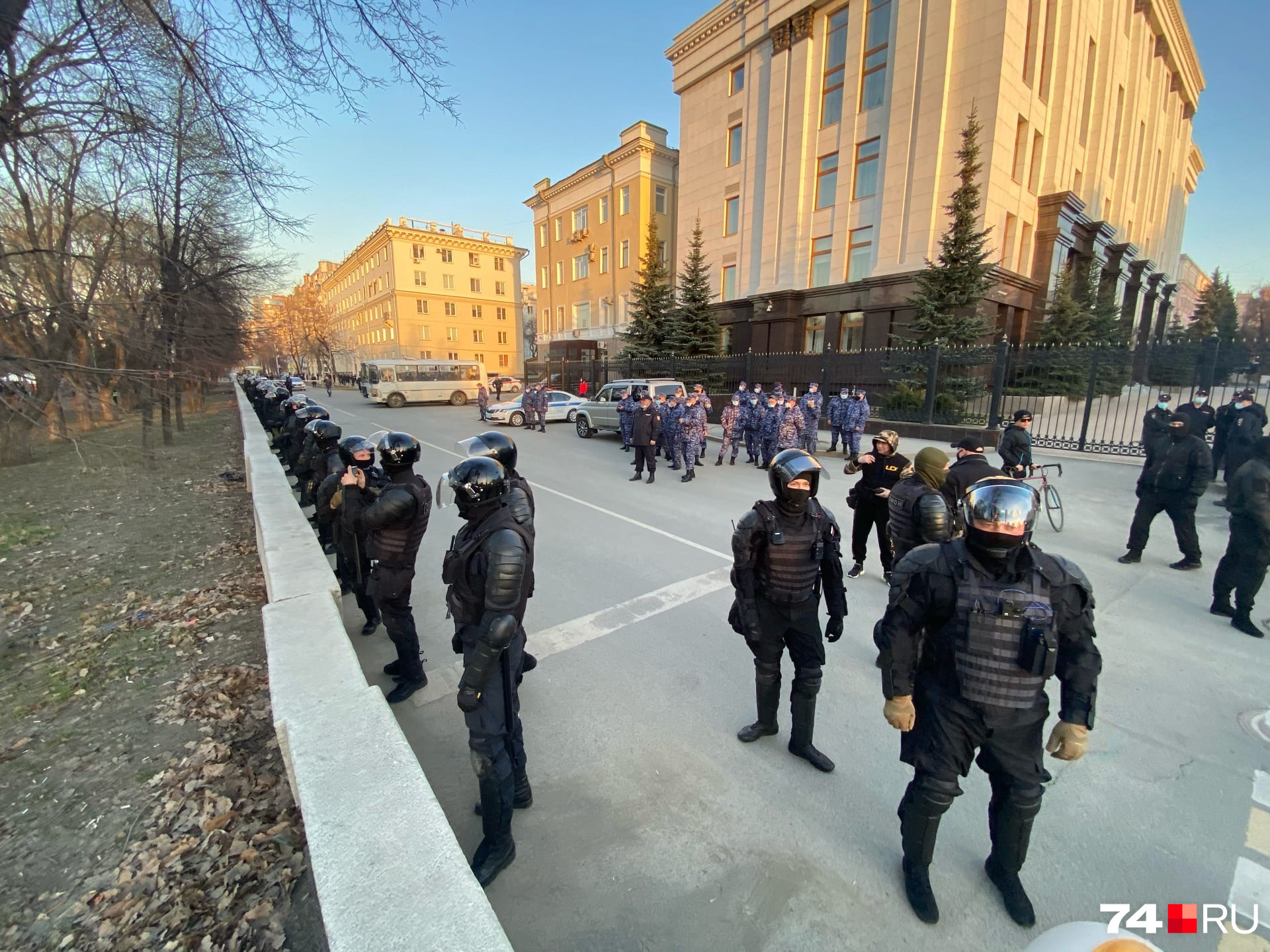 Силовиков очень много, но пока они просто наблюдают за происходящим Силовиков очень много, но пока они просто наблюдают за происходящим