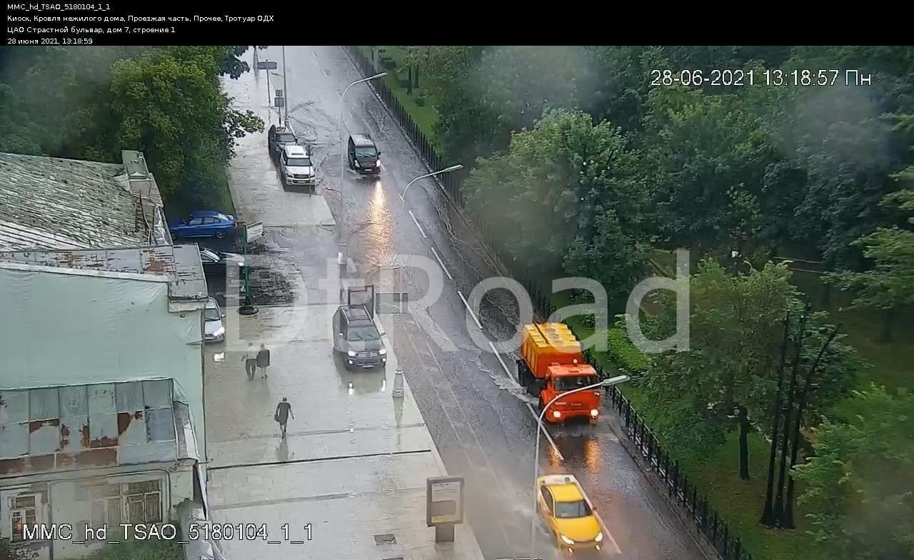 Московский ураган на видео: молния поджигает трансформаторную будку, в  метро водопады, на дорогу падает кран - 28 июня 2021 - ФОНТАНКА.ру