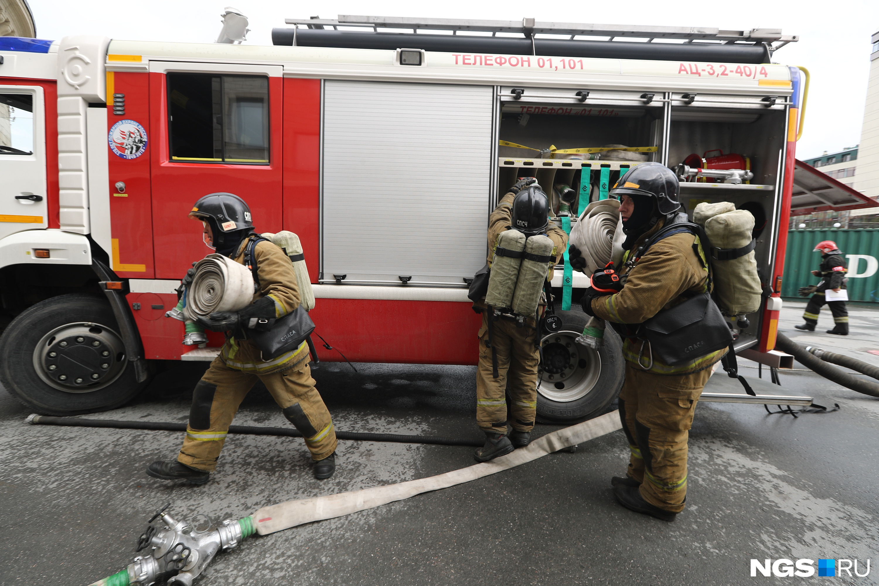 По тревоге к НОВАТу прибыли 13 пожарно-спасательных расчетов, сотрудники полиции и скорой помощи